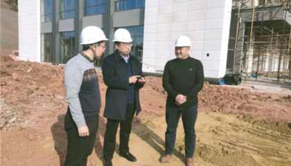 遂寧興業(yè)集團黨委副書記、監(jiān)事會主席、工會主席石鎮(zhèn)槐深入遂寧市興學商務中心項目、公共衛(wèi)生臨床醫(yī)療中心一期項目進行實地巡查